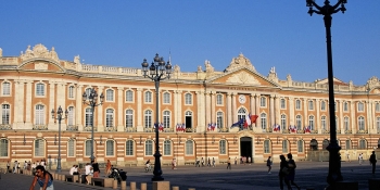 This cycling tour ends in Toulouse: the pink city with its famous Palace du Capitole