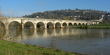 The Agen Canal Bridge allows the Canal de Garonne to cross the Garonne