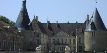 Cycling this tour, pass by the Chateau de Commarin in Côte d'Or