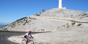 L'option est donnée aux cyclistes de grimper le Mont-Ventoux pour rallier Bédoin à Sault. 