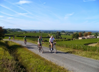 Rouler à travers des vignobles autour de Bordeaux pendant ce voyage à vélo