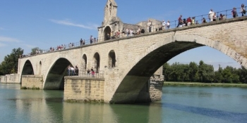 Le Pont d'Avignon figure sur cet itinéraire