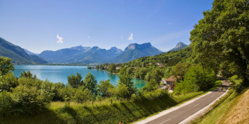 En vélo gravel, vous pédalerez le long du lac d'Annecy en direction des Bauges. 