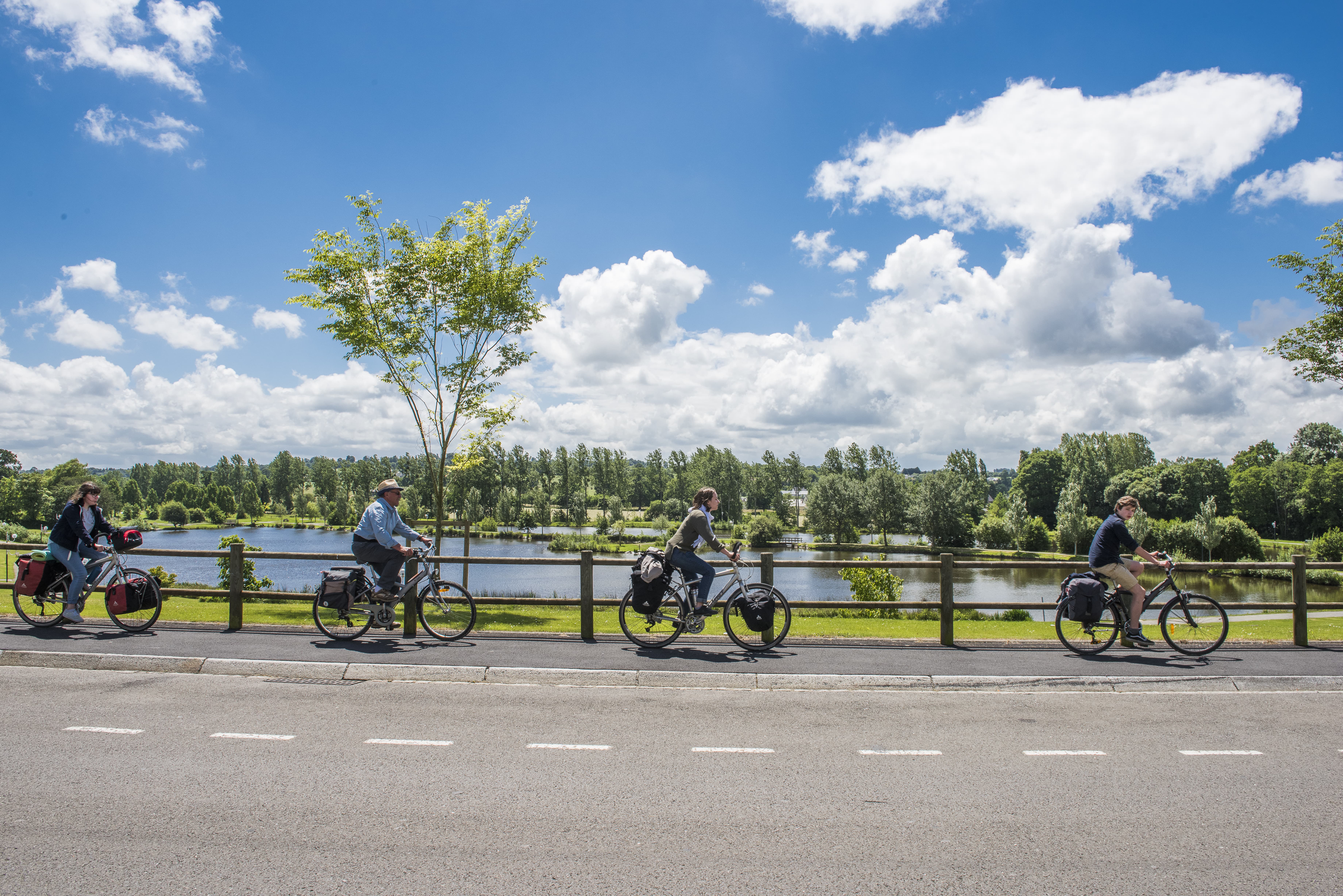 Cyclomundo riders on the Veloscenie, shot by David-Darrault