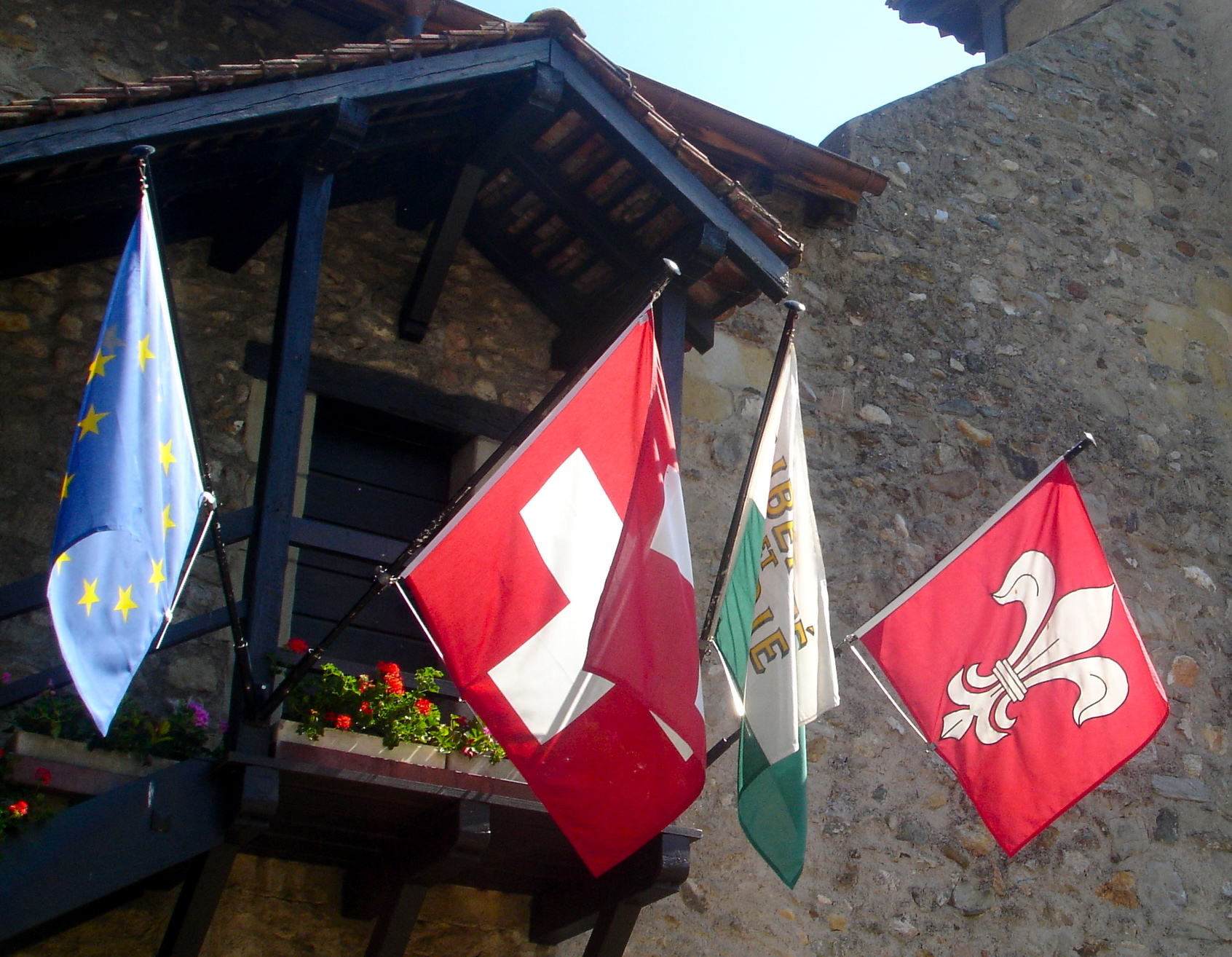 geneva_medieval_house_swiss_flag