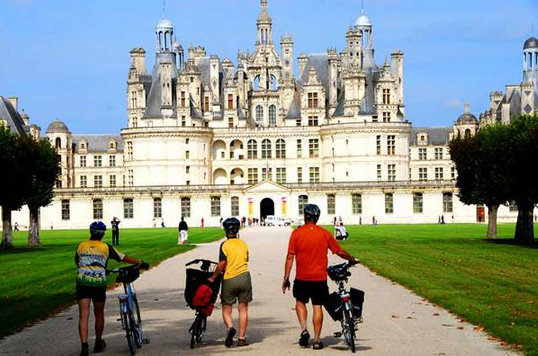 Cyclomundo bikers walking up to Chambord Chateau