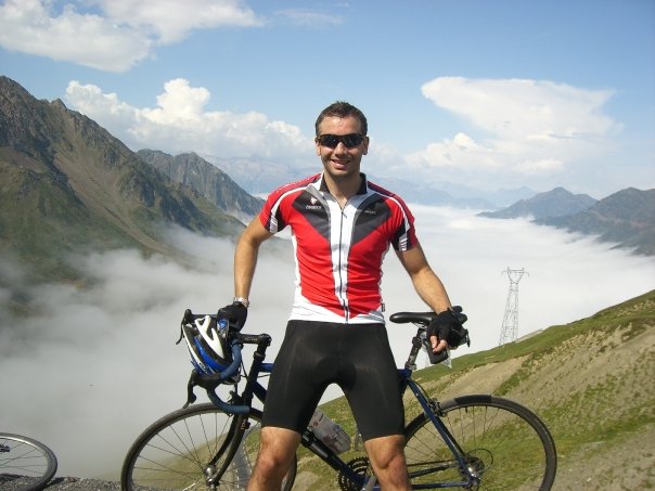 Cyclomundo rider above the clouds at Tourmalet pass