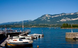 Have a picnic on the lake shore in Bourget, France