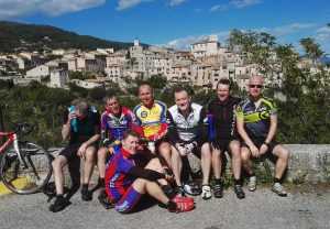 Nos cyclistes contemplant le village de Gordes en Provence