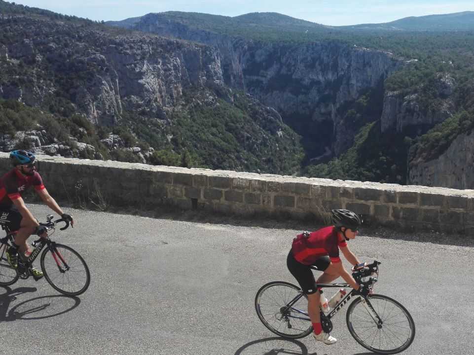 Groupe à vélo en Provence avec l'ascension du Mont Ventoux
