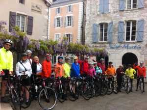 Groupe à vélo en Dordogne, bonne cuisine, bon vin et pas de stress avec le véhicule support pour les cyclistes