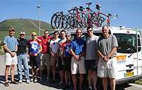 Un groupe de cyclistes heureux après leur voyage et de nombreux kilomètres sur leur vélo.