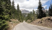 A vélo dans les Dolomites, à travers ses montagnes. 