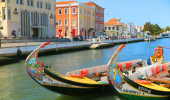 Balade en bateau typique Moliceiro au centre du Portugal, Aveiro.