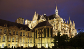 Le voyage à vélo commence à Reims, à proximité de sa remarquable cathédrale. 