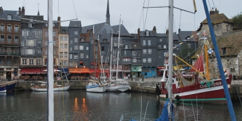 Le petit port d'Honfleur est sur ce chemin entre Bayeux et Rouen