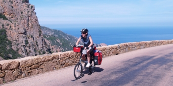 Rouler à vélo sur la côte ouest de la Corse à travers les Calanques de Piana