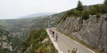 Plutôt que grimper le Mont Ventoux, il est possible de suivre les Gorges de la Nesque pour rallier Sault 