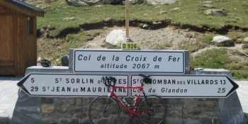 L'ascension de la Croix de Fer est au programme de ce tour cycliste