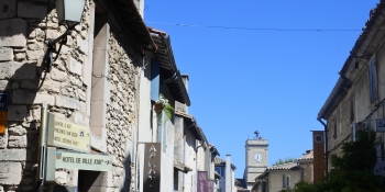 Ce voyage à vélo passe par Saint-Remy de Provence, un village typiquement provençal 