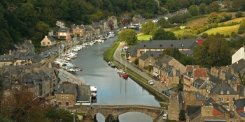 Le port charmant de Dinan figure sur cet itinéraire