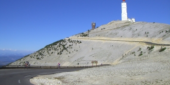 Rouler à vélo à travers les vignobles de Provence au pied du Mont Ventoux