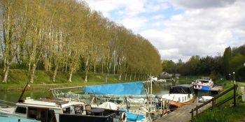 Along the Canal the Garonne bikeway, there are plenty of little ports where the boats can stop for the night.