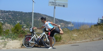 S'étirer avant de commencer les étapes de ce voyage à vélo