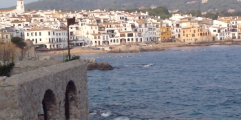 Passer par les villes et villages au bord de la Mer Méditerranée