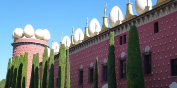 Admirez l'exposition de Dali à Figueres pendant vos vacances à vélo