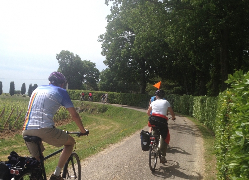 Rouler sur des routes sécondaires à travers le Médoc pendant vos vacances à vélo