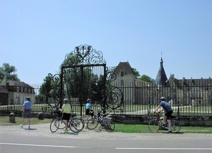 Pendant ce séjour à vélo rouler jusqu'aux portes du Chateau de Commarin 