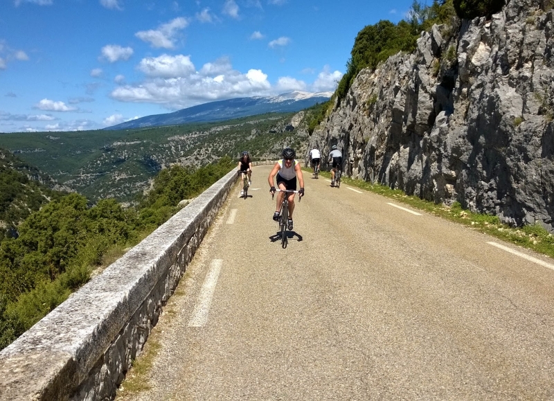 Entre Bédoin et Sault, les cyclistes ont l\'option de suivre les Gorges de la Nesque. 