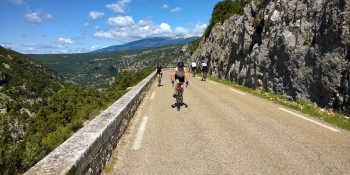 Entre Bédoin et Sault, les cyclistes ont l'option de suivre les Gorges de la Nesque. 