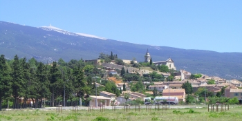 Vous passerez par le village de Bédoin, au pied du Mont-Ventoux. 