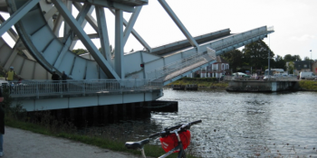 Prendre le Pegasus Bridge à vélo pendant le premier boucle de cet itinéraire