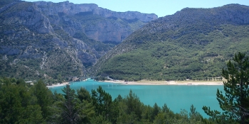 Vous pédalerez le long du Lac de Sainte-Croix 