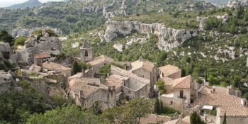 This cycling tour will take you through some famous villages of Provence: Venasque, Gordes, Roussillon, Frontvieille, les Baux de Provence
