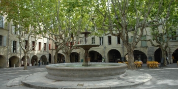 Arriver à vélo à La ville charmante d'Uzes 