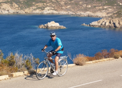 Pédaler au bord de la mer dans le Cap Corse avec se séjour à vélo