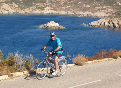 Rouler à vélo sur la côte ouest de la Corse à travers les Calanques de Piana