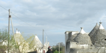 Rouler à travers des trullis près de Alberobello pendant ce voyage à vélo