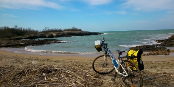 Une pause à côté de la Mer Adriatique pendant vos vacances à vélo