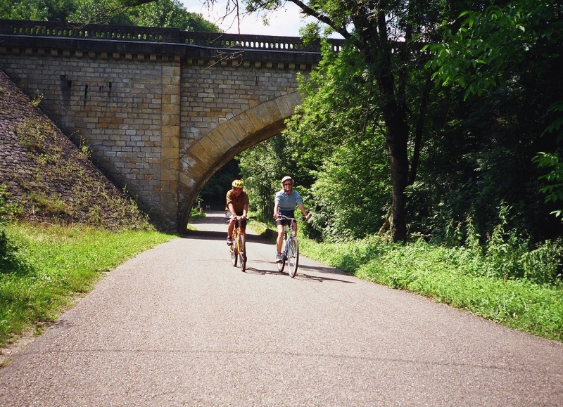 Rouler à votre rythme sur des routes secondaires pendant ce séjour à vélo