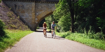 Rouler à votre rythme sur des routes secondaires pendant ce séjour à vélo