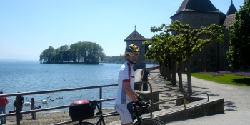Ce voyage à vélo commence à Genéve et suit les berges du lac Léman jusqu'à Lausanne. 