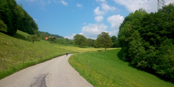 Cet itinéraire à vélo parcourt la campagne suisse. 