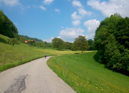 Cet itinéraire à vélo parcourt la campagne suisse. 