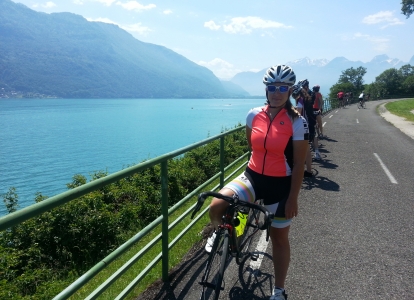 L'itinéraire de ce séjour cyclosportif se termine au bord du lac d'Annecy.