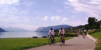 A vélo, le long du lac du Bourget entre Aix-les-Bains et Chambéry 